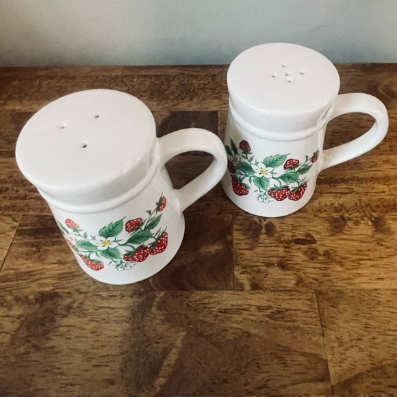 Vintage McCoy Strawberry salt and pepper shaker set - Picture 4 of 4